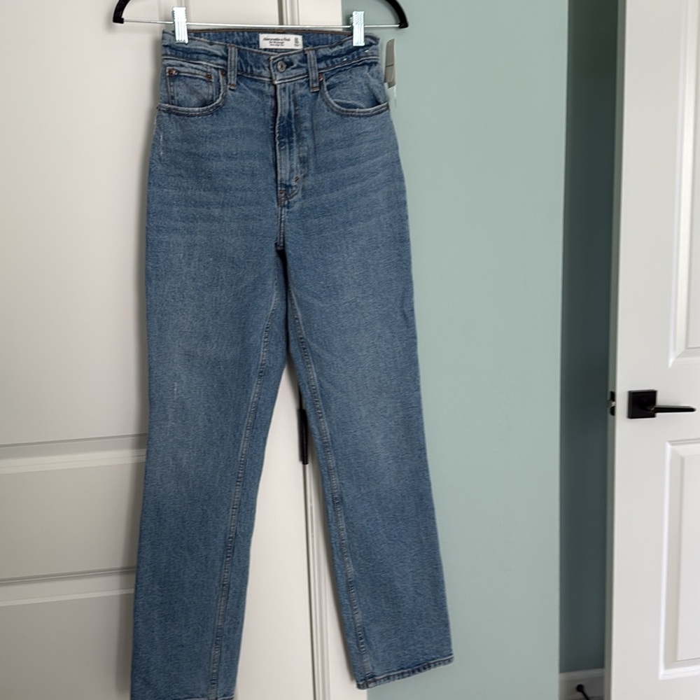 Abercrombie The 90s Straight Ultra High Rise in Medium 24